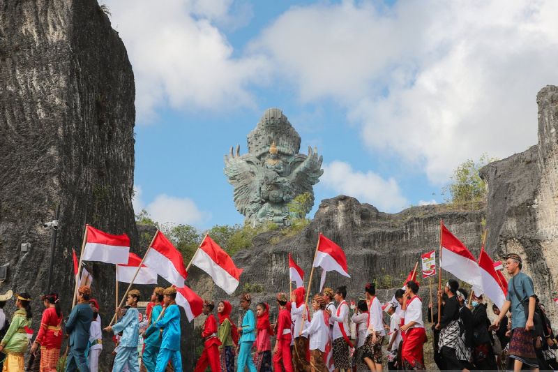 Ratusan pelajar ikuti kirab budaya HUT RI di GWK Bali Ratusan pelajar ikuti kirab budaya HUT RI di GWK Bali