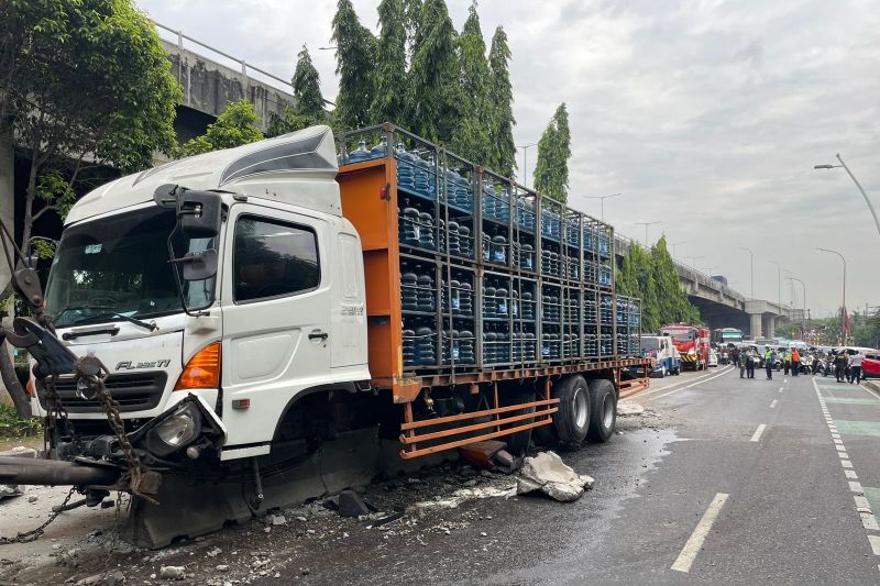 Truk pengangkut air galon tabrak pembatas jalan busway di Jaktim