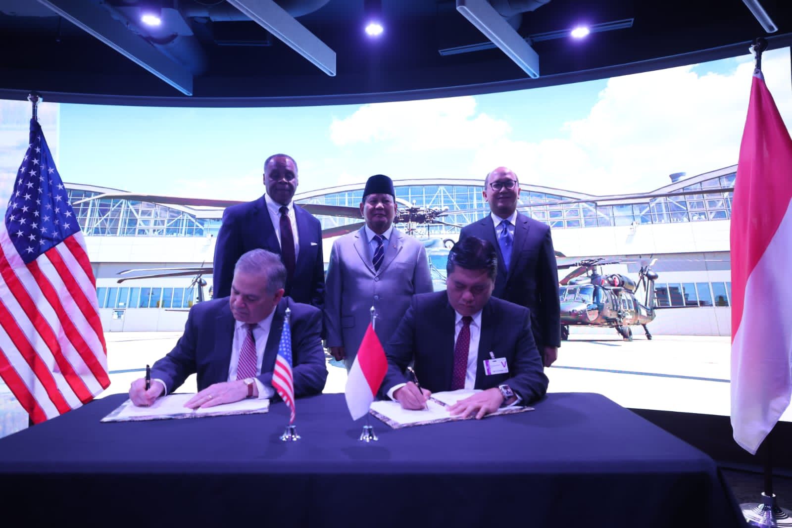 Menhan Prabowo saksikan penandatanganan pengadaan 24 helikopter Sikorsky S-70M Black Hawk baru untuk RI Menhan Prabowo saksikan penandatanganan pengadaan 24 helikopter Sikorsky S-70M Black Hawk baru untuk RI