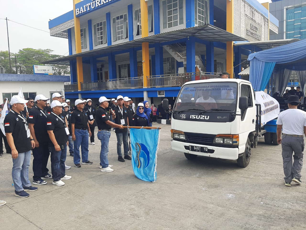 Jelang HUT ke-42, PDAM TB Bekasi bantu warga yang alami krisis air bersih