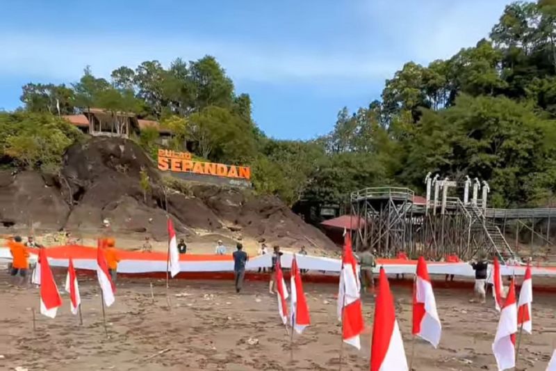 Rumah Zakat bentangkan Bendera Merah Putih di perbatasan RI-Malaysia Rumah Zakat bentangkan Bendera Merah Putih di perbatasan RI-Malaysia
