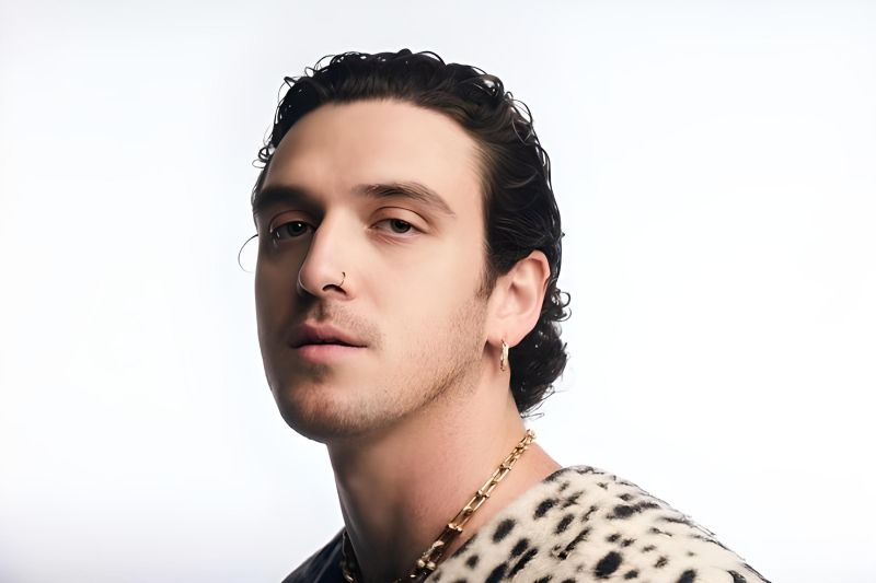 Lauv kembali rilis lagu penuh cinta bertajuk Love U Like That