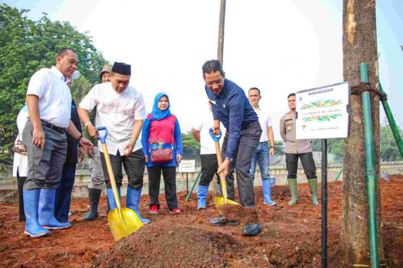 Pemprov DKI tanam seribu pohon di jalur hijau Kali Mookervaart