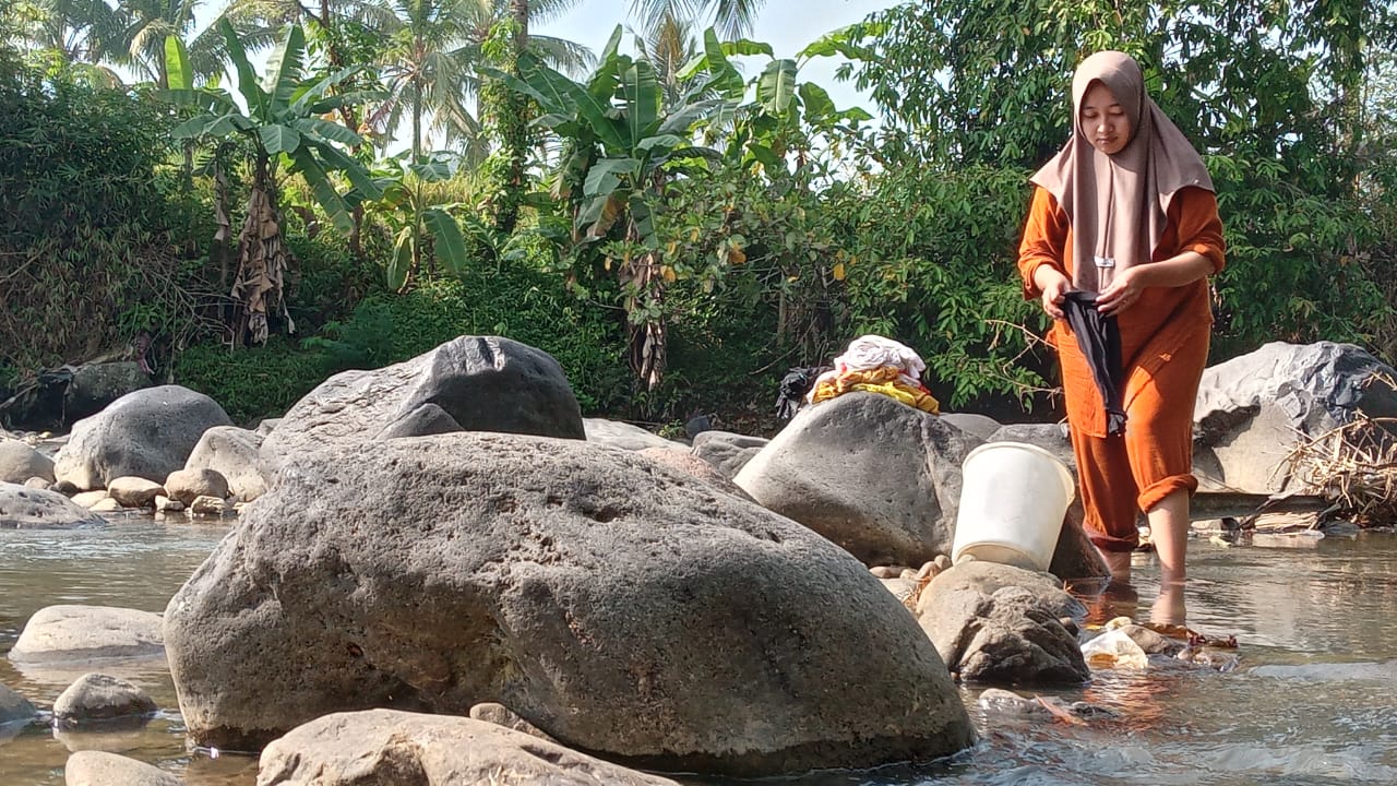 Kemarau panjang, warga Cibeber, Cianjur manfaatkan air sungai untuk MCK Kemarau panjang, warga Cibeber, Cianjur manfaatkan air sungai untuk MCK