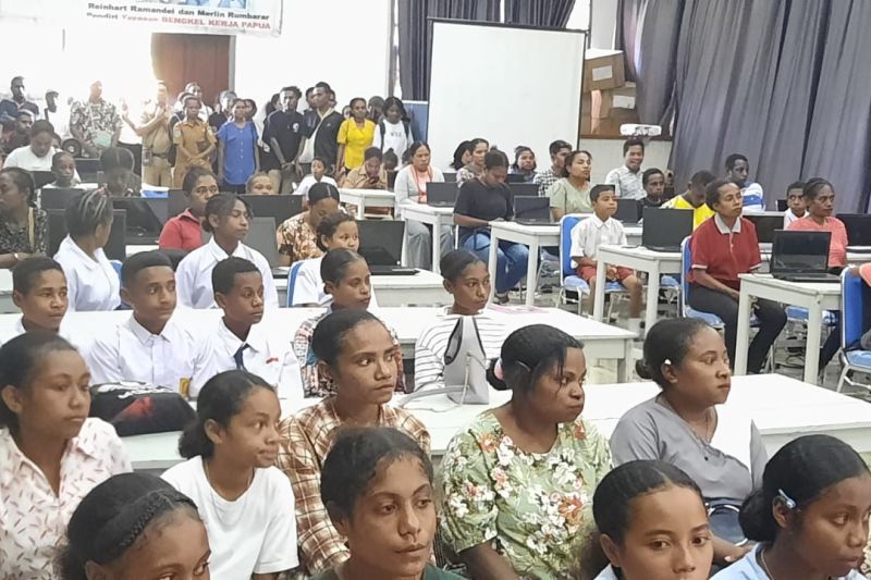 Yayasan Bengkel Kerja Papua latih pemuda Wondama gunakan komputer