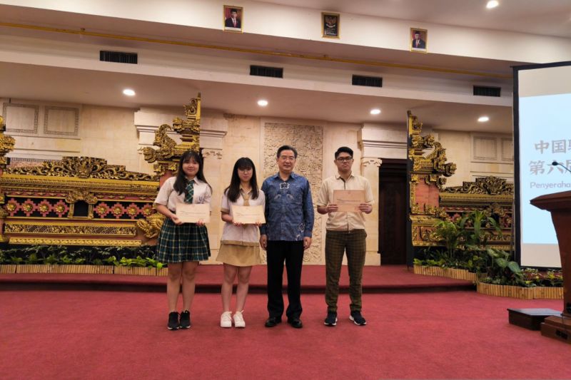 Konjen RRT di Denpasar serahkan beasiswa bagi pelajar dan guru