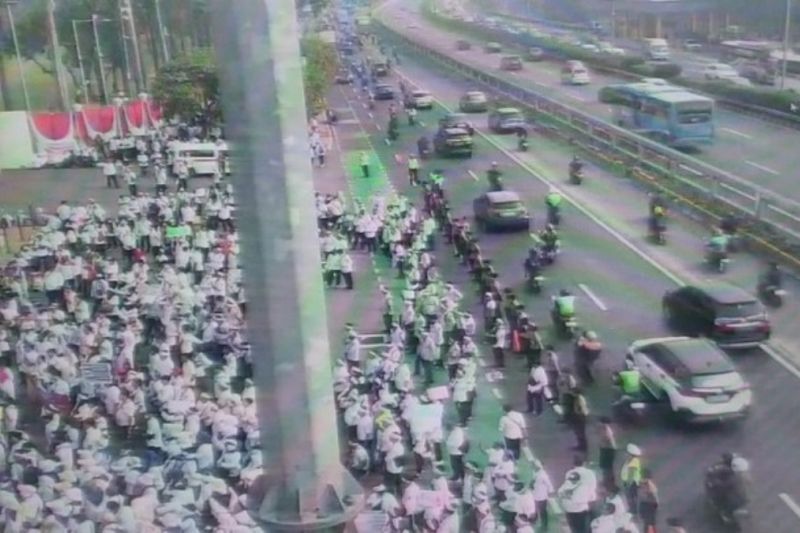 Seribu tenaga kesehatan gelar aksi unjuk rasa di depan Gedung DPR Seribu tenaga kesehatan gelar aksi unjuk rasa di depan Gedung DPR
