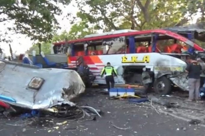 Korban tewas kecelakaan antarbus di Ngawi tiga orang Korban tewas kecelakaan antarbus di Ngawi tiga orang