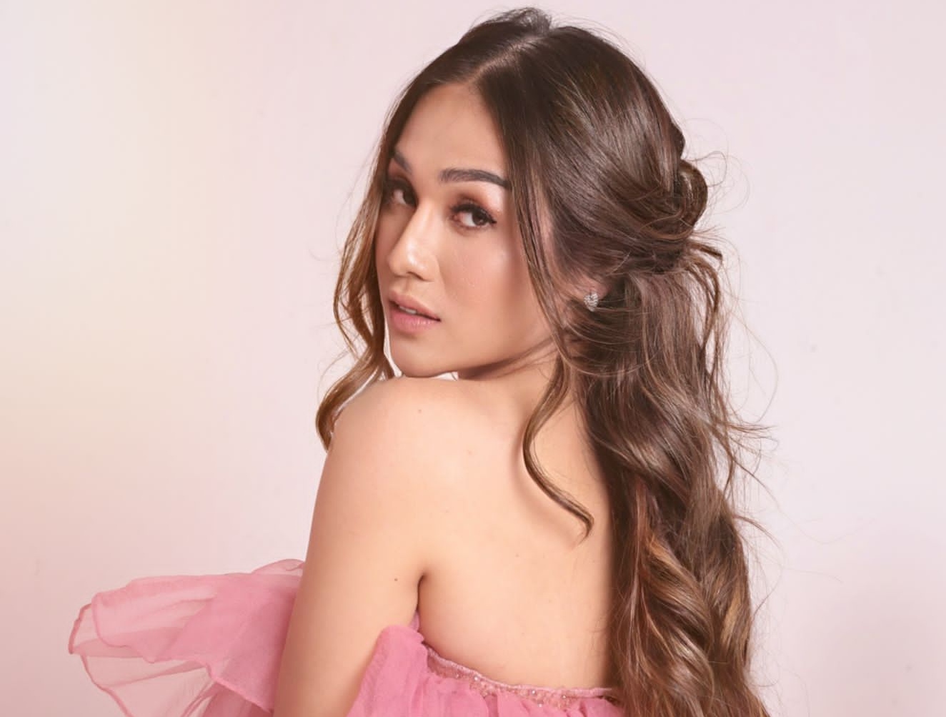 Curhat, single perdana hantar Darra Queen ramaikan belantika musik Indonesia Curhat, single perdana hantar Darra Queen ramaikan belantika musik Indonesia