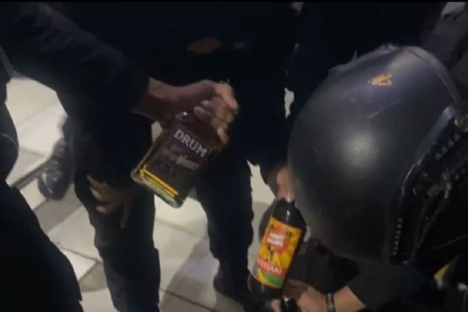 Polisi geledah warung penjual minuman keras usai terima aduan warga Polisi geledah warung penjual minuman keras usai terima aduan warga