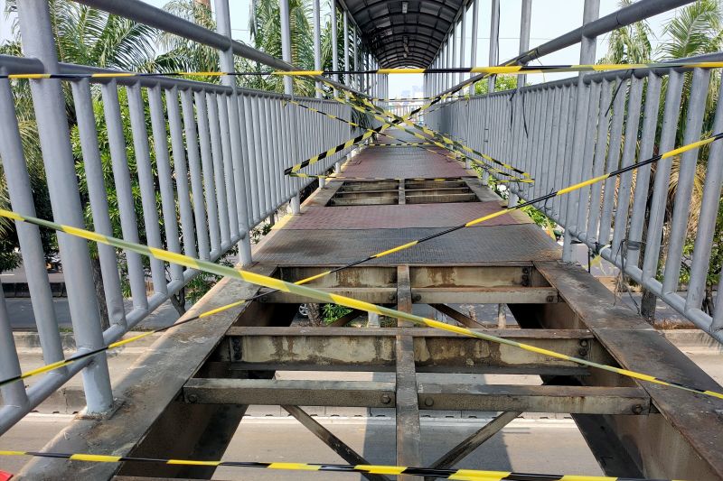 Empat lembar lantai besi JPO Sahabat di Cengkareng kembali hilang