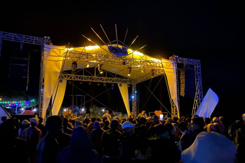 Stars & Rabbit hipnotis penonton Samalas Fest di kaki Gunung Rinjani