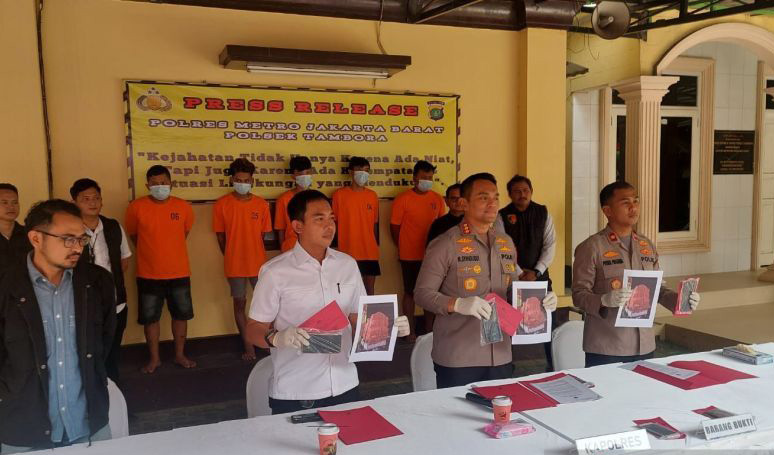 Polisi tangkap pelaku curanmor gunakan kasur sebagai kamuflase Polisi tangkap pelaku curanmor gunakan kasur sebagai kamuflase