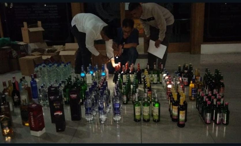 Ratusan botol miras kembali ditemukan di sebuah kafe di Kudus