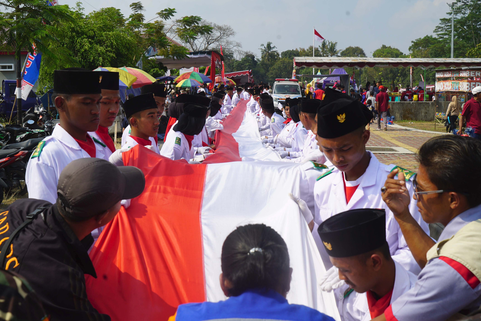 Peringati HUT-78 RI, ribuan warga lereng Merapi arak bendera merah putih sepanjang 1 kilometer Peringati HUT-78 RI, ribuan warga lereng Merapi arak bendera merah putih sepanjang 1 kilometer