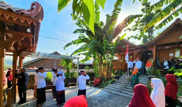 Puluhan santri lansia di Semarang ikuti upacara HUT ke-78 RI