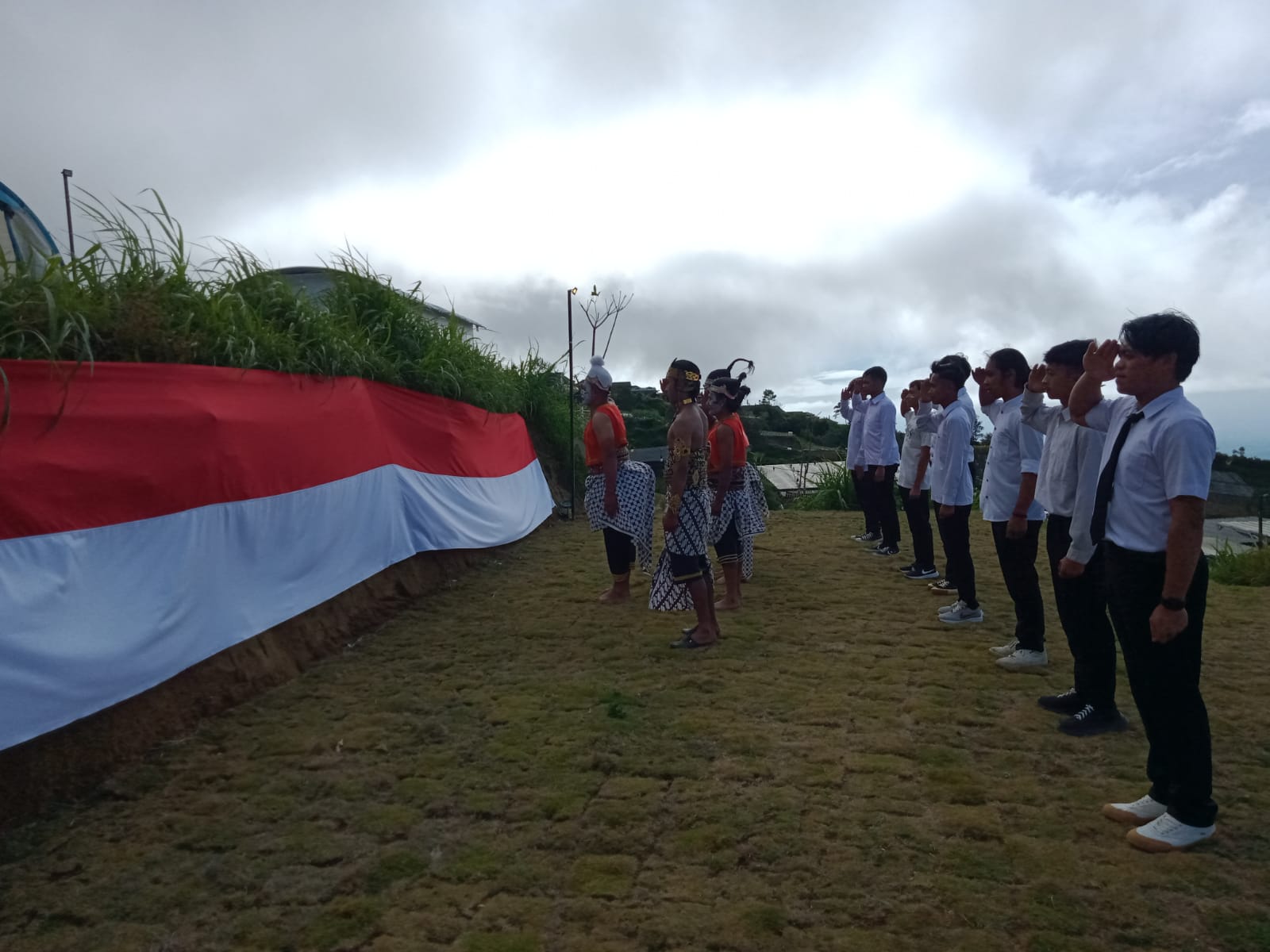 Melihat Punokawan ikut upacara HUT ke-78 RI di puncak bukit Gunung Merbabu Melihat Punokawan ikut upacara HUT ke-78 RI di puncak bukit Gunung Merbabu
