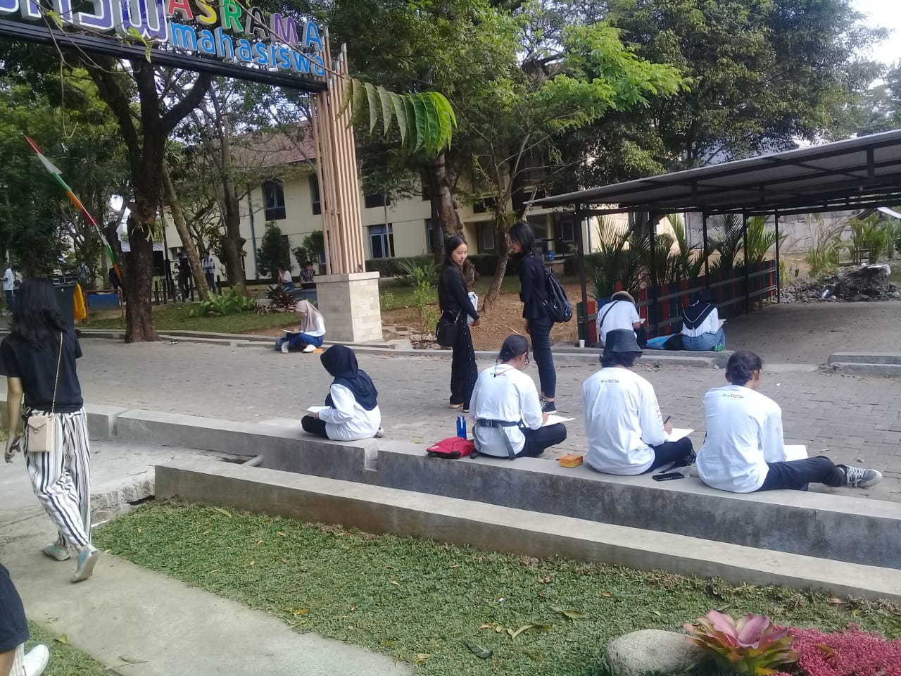 Jelang HUT RI, UKSW buat sketsa artistik gedung-gedung bersejarah di kampus Jelang HUT RI, UKSW buat sketsa artistik gedung-gedung bersejarah di kampus