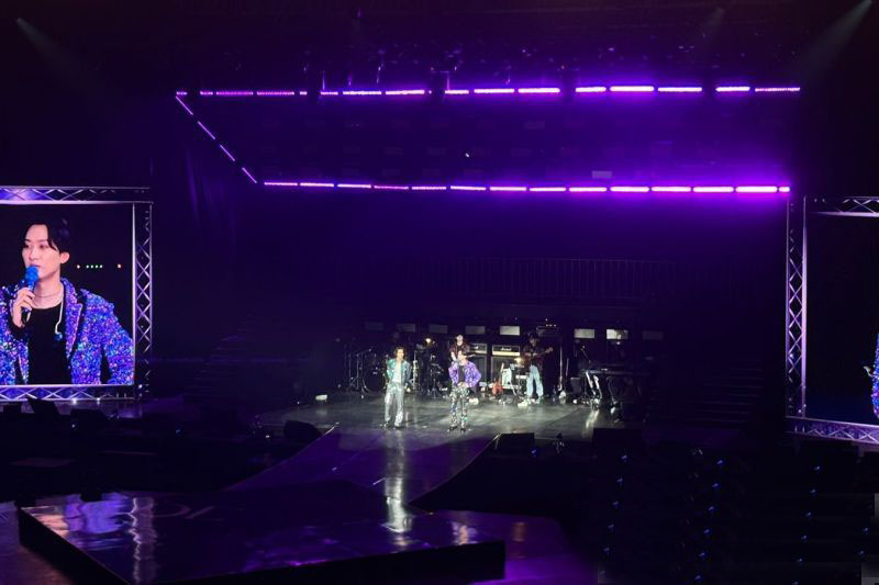 Super Junior D&E buka konser di Jakarta dengan lagu Zero Super Junior D&E buka konser di Jakarta dengan lagu Zero