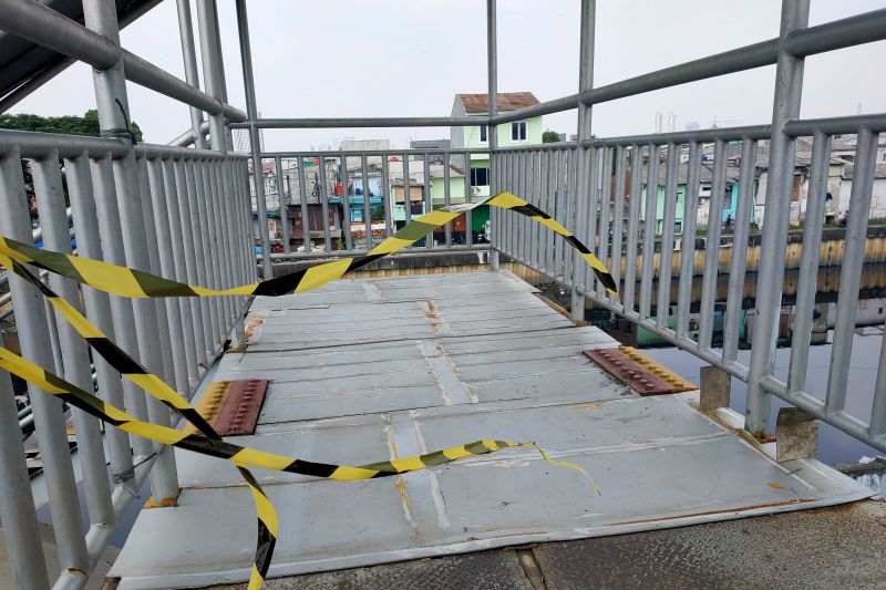 Pemkot Jakbar kembali tambal lembar besi JPO yang hilang di Cengkareng Pemkot Jakbar kembali tambal lembar besi JPO yang hilang di Cengkareng