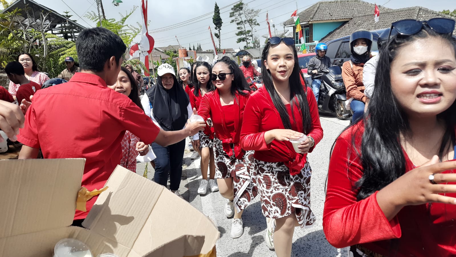 Jaga stamina rayakan HUT RI, 78 liter susu murni dibagikan gratis di lereng Merapi Jaga stamina rayakan HUT RI, 78 liter susu murni dibagikan gratis di lereng Merapi