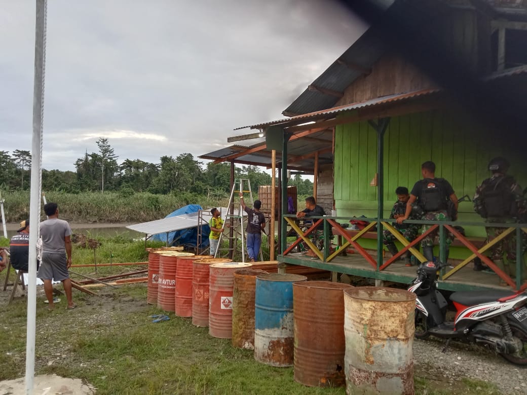 Kodim 1715/Yahukimo bangun musala sementara di Pelabuhan Log Pon Dekai Kodim 1715/Yahukimo bangun musala sementara di Pelabuhan Log Pon Dekai