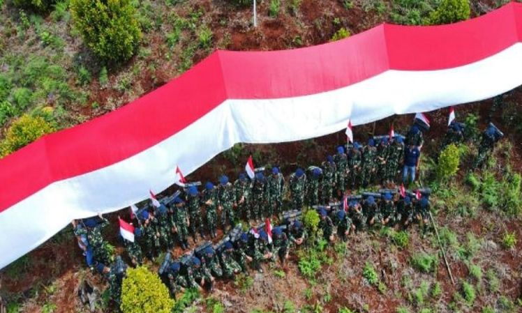 Brimobda Sultra bentangkan Merah Putih 100 meter di Gunung Monapa