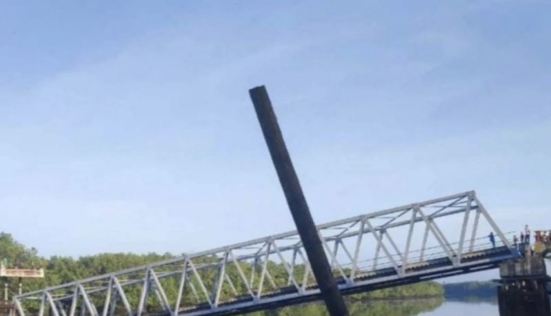 Jembatan penghubung antar desa di Meranti Riau roboh ke sungai
