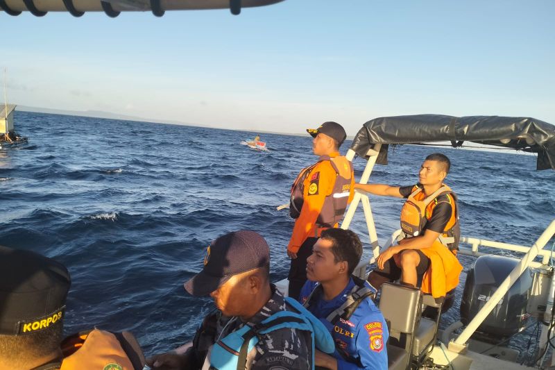 Basarnas cari tiga pelaut yang alami mati mesin di Perairan Malaoge Basarnas cari tiga pelaut yang alami mati mesin di Perairan Malaoge