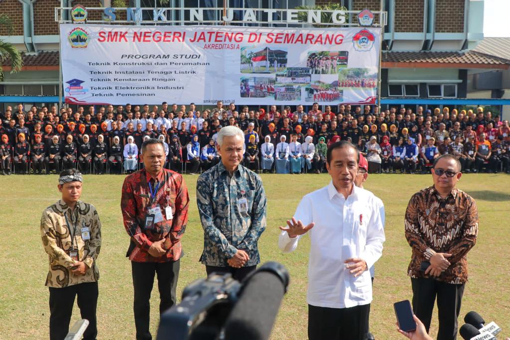 Jokowi kagumi Sekolah Gratis Semarang untuk siswa keluarga miskin, akan diterapkan nasional Jokowi kagumi Sekolah Gratis Semarang untuk siswa keluarga miskin, akan diterapkan nasional