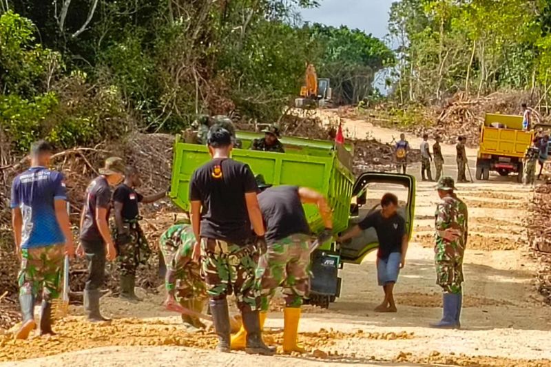 Satgas TMMD Kodim menyelesaikan perintisan jalan di Bulukumba Satgas TMMD Kodim menyelesaikan perintisan jalan di Bulukumba