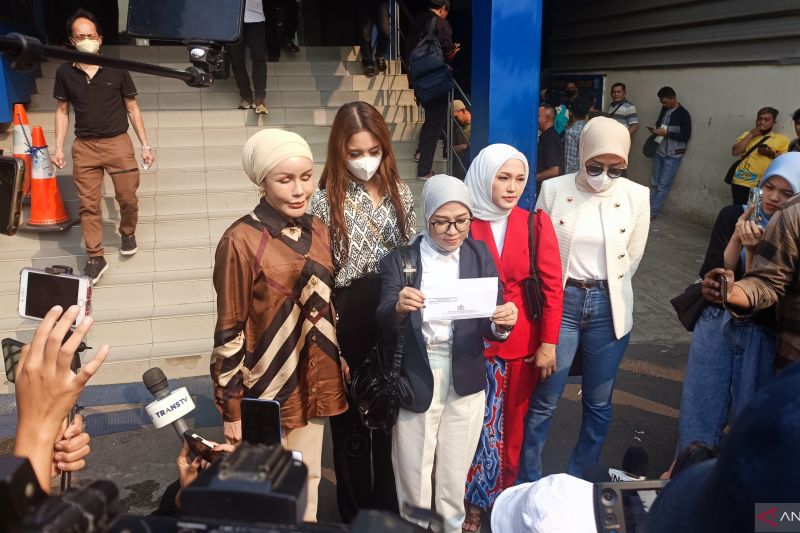 Dugaan sesi foto bugil di kontes kecantikan dilaporkan ke Polda Metro Dugaan sesi foto bugil di kontes kecantikan dilaporkan ke Polda Metro