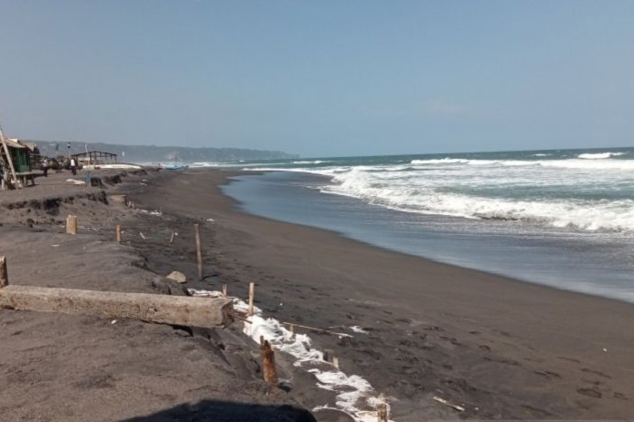 Bantul berdayakan petugas kebersihan pantai pilah sampah Bantul berdayakan petugas kebersihan pantai pilah sampah