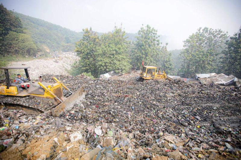 8.000 ton lebih sampah belum terangkut dari Kota Bandung 8.000 ton lebih sampah belum terangkut dari Kota Bandung
