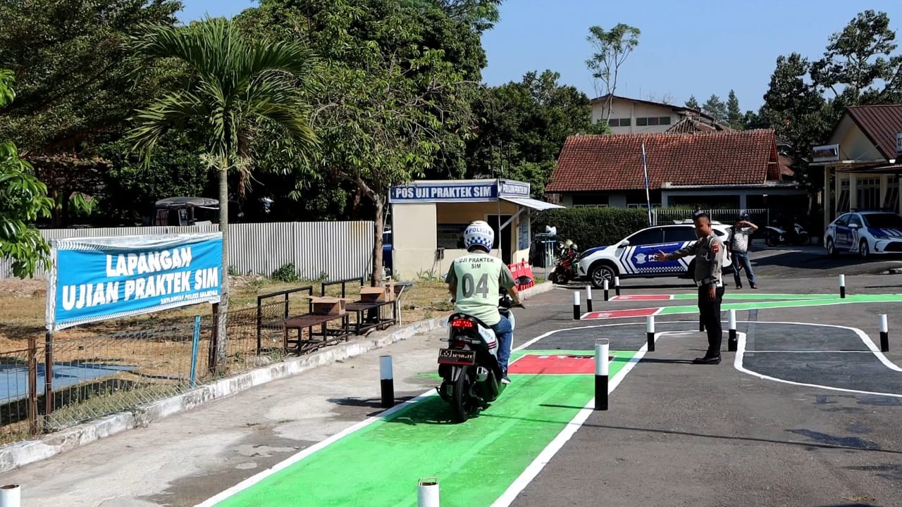 Satlantas Polres Salatiga praktik ujian SIM C model baru Satlantas Polres Salatiga praktik ujian SIM C model baru