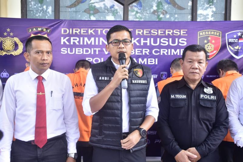 Polisi tangkap pelaku manipulasi data melalui media sosial Polisi tangkap pelaku manipulasi data melalui media sosial