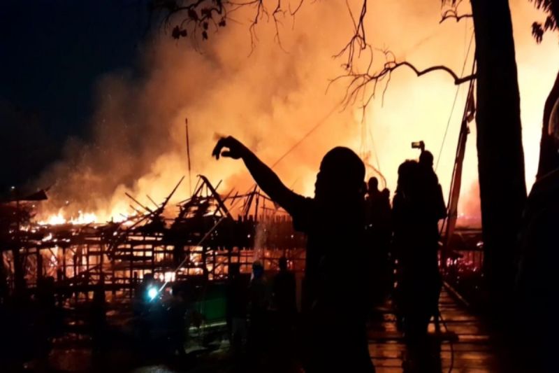Puluhan rumah di kawasan padat penduduk Kota Palangka Raya terbakar