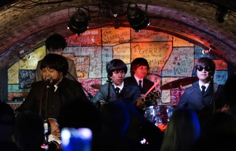 G-Pluck mainkan sebuah lagu khusus di Beatleweek Festival