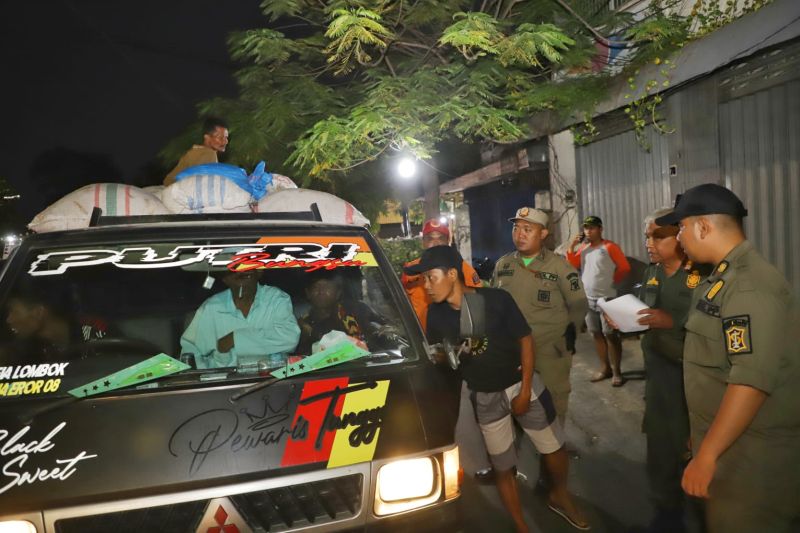 Satpol PP Surabaya halau PKL berjualan di badan jalan Pasar Keputran Satpol PP Surabaya halau PKL berjualan di badan jalan Pasar Keputran