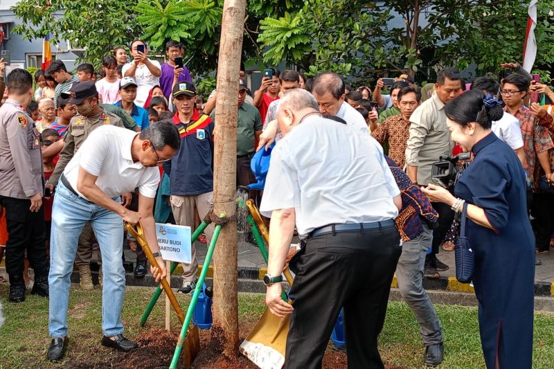 Heru sebut penyemprotan jalan secara rutin kurangi polusi udara Jakarta Heru sebut penyemprotan jalan secara rutin kurangi polusi udara Jakarta