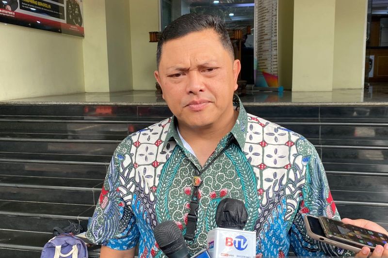 Aparat tangkap tiga polisi karena diduga terkait terorisme Aparat tangkap tiga polisi karena diduga terkait terorisme