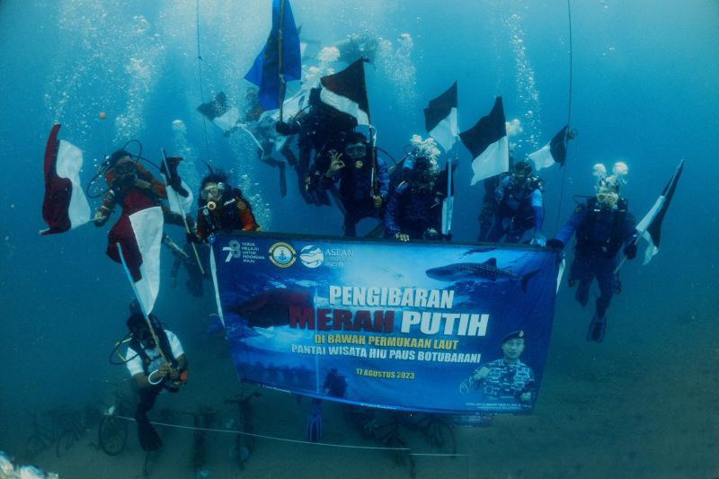 Lanal Gorontalo gandeng unsur terkait kibarkan bendera di dalam laut