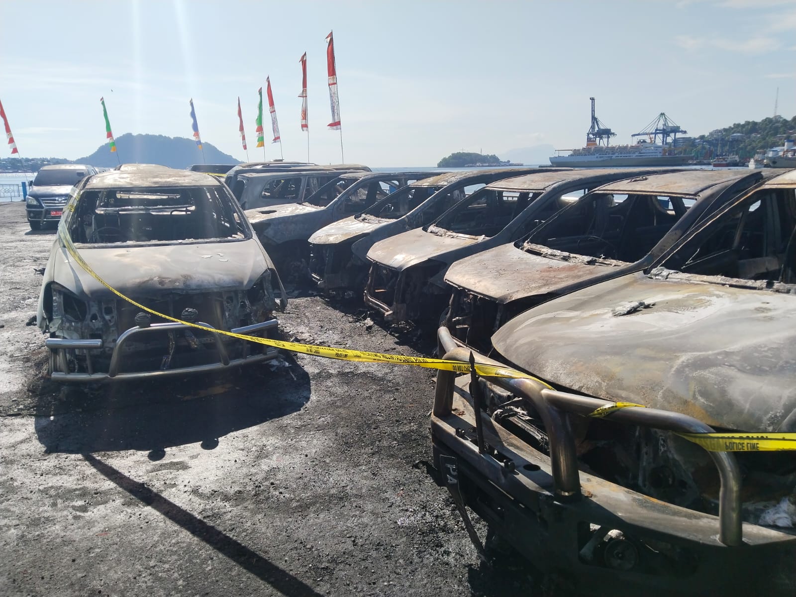 Sebanyak 12 unit mobil DPRP terbakar Sebanyak 12 unit mobil DPRP terbakar