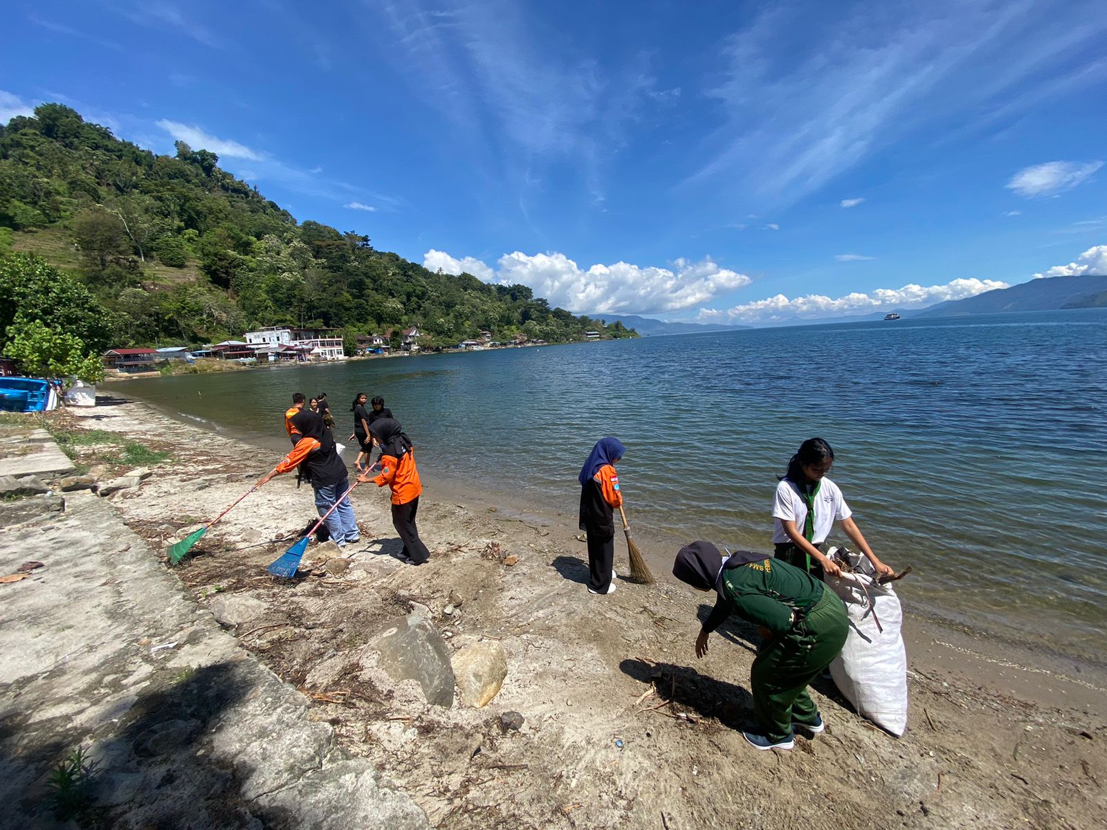 Pos SAR Danau Toba bersama Potensi bersihkan Ajibata Danau Toba Pos SAR Danau Toba bersama Potensi bersihkan Ajibata Danau Toba