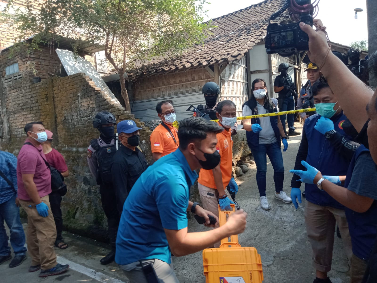 Tim Densus 88 geledah rumah terduga teroris di Trayu Banyudono, Boyolali Tim Densus 88 geledah rumah terduga teroris di Trayu Banyudono, Boyolali