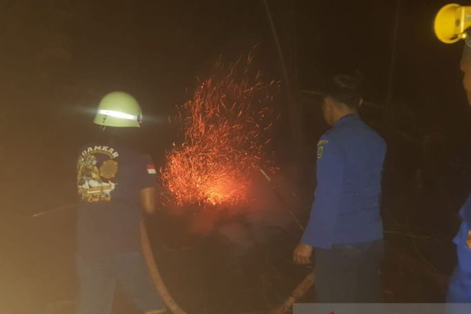 Damkar Belitung padamkan kebakaran lahan seluas dua hektare Damkar Belitung padamkan kebakaran lahan seluas dua hektare