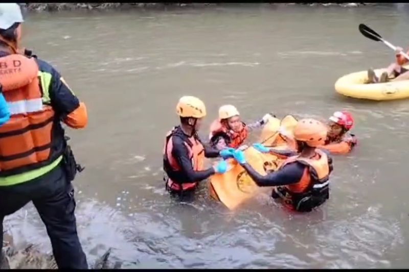 Tim SAR temukan bocah tenggelam di Ciliwung dalam kondisi meninggal Tim SAR temukan bocah tenggelam di Ciliwung dalam kondisi meninggal