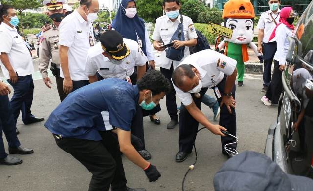 Warga antusias ikuti uji emisi gratis yang digelar Pemprov DKI Warga antusias ikuti uji emisi gratis yang digelar Pemprov DKI