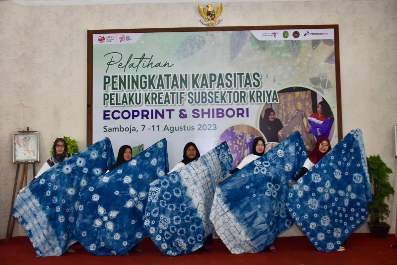 Pertagas gandeng Kemenparekraf gelar pelatihan batik ecoprint di Kukar Pertagas gandeng Kemenparekraf gelar pelatihan batik ecoprint di Kukar