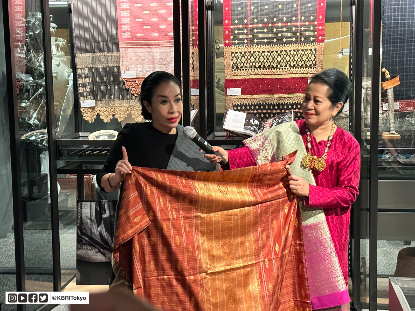 Warga Jepang antusias bahas songket Minangkabau 